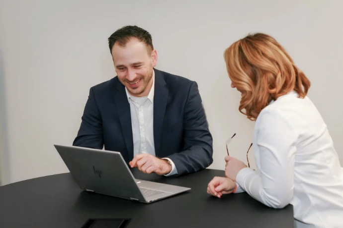 Prozessexperte Michael Schilde bei der Arbeit mit Kundin