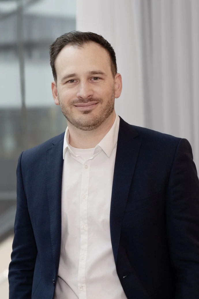 Michael Schilde, der Digitalberater für KMU, vor Bürofenster