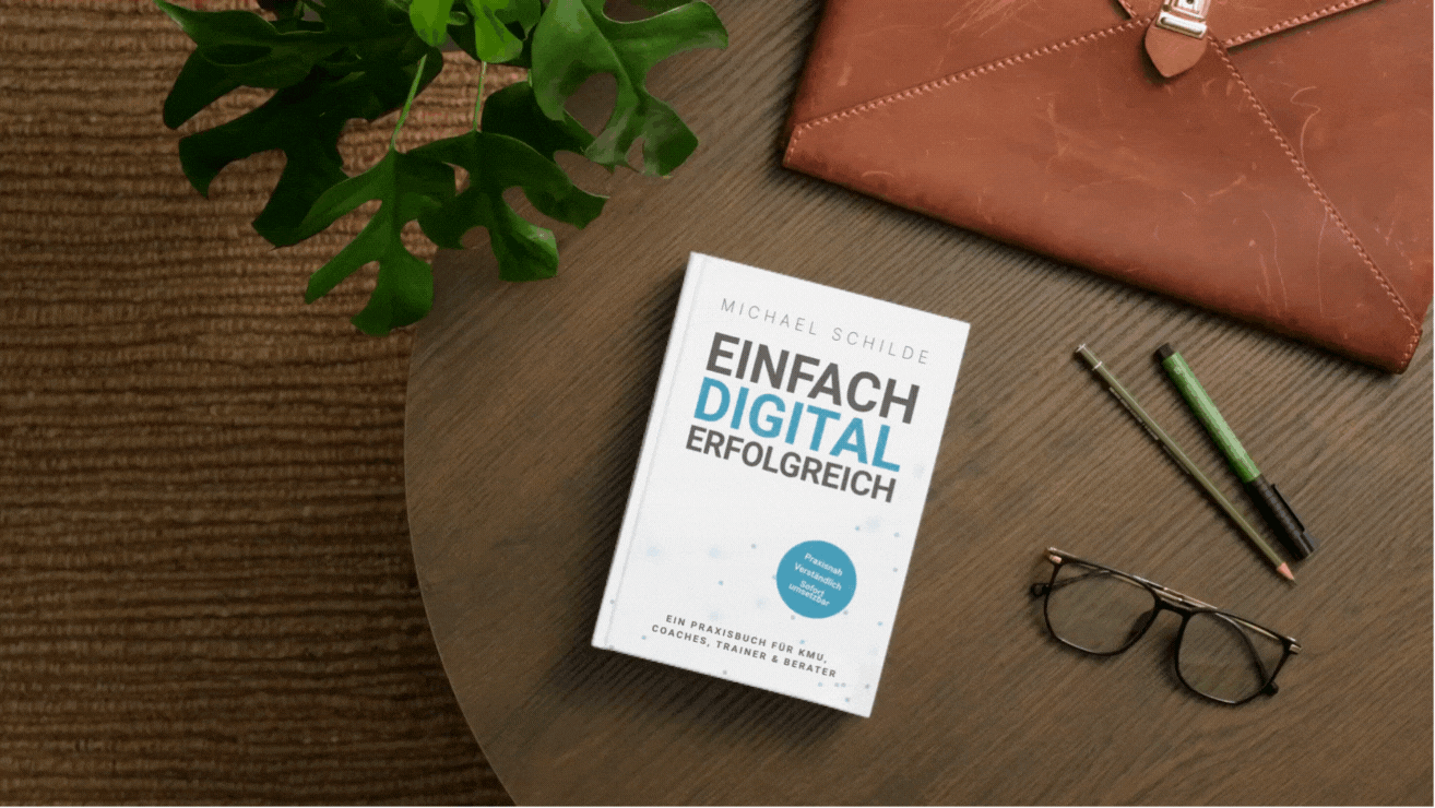 Praxisbuch Einfach digital erfolgreich von Michael Schilde auf Schreibtisch mit Brille, Pflanze und Notizbuch – Inspiration für Digitalisierung und Effizienz im Business.