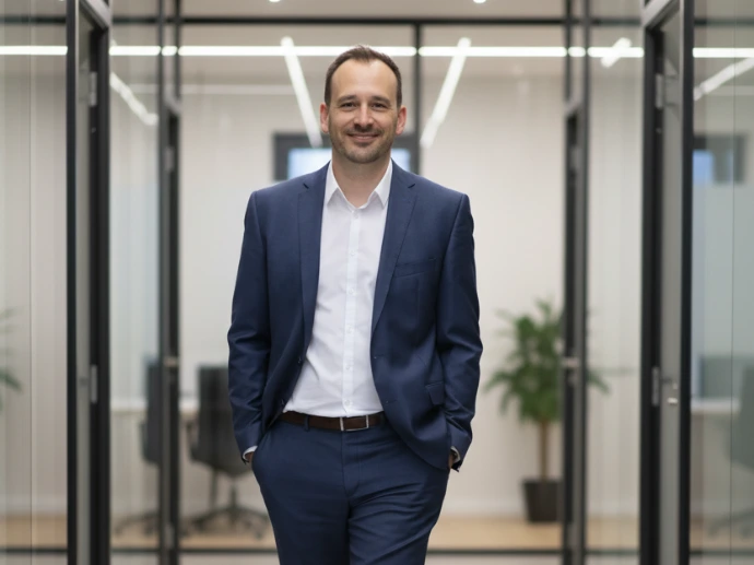  Michael Schilde in einem modernen Büro